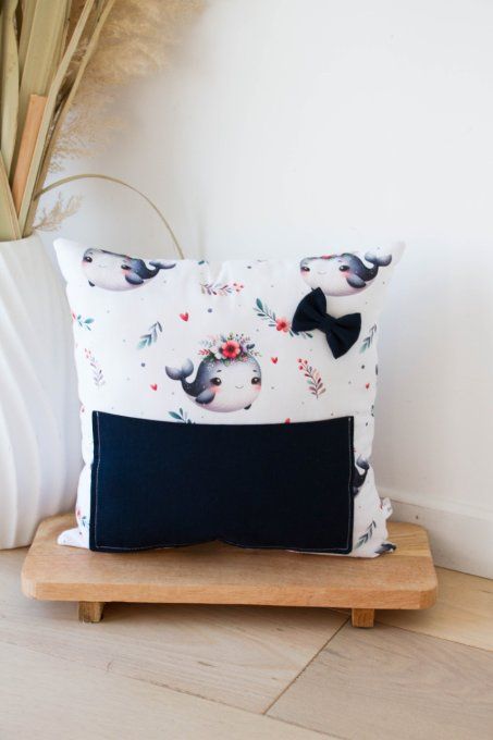 Coussin range tétine et doudou- petite baleine bleu marine