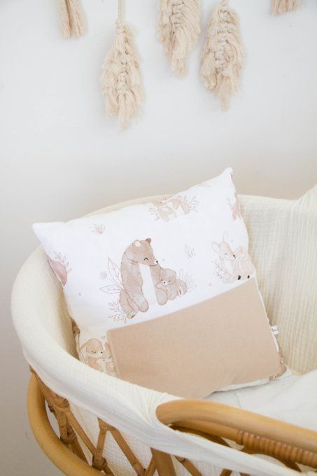 Coussin range tétine et doudou Family love beige