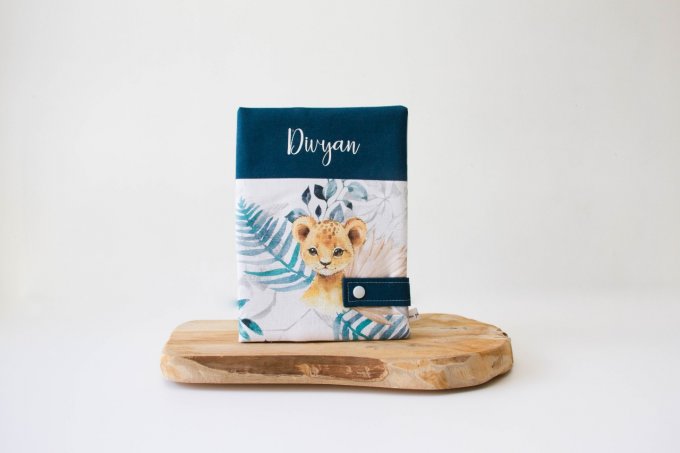 Protège carnet de santé bébé lion pétrole 