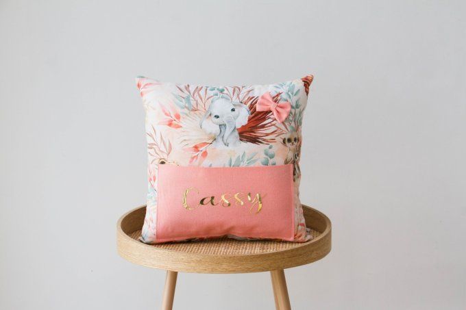 Coussin range tétine et doudou savane tropical poche corail