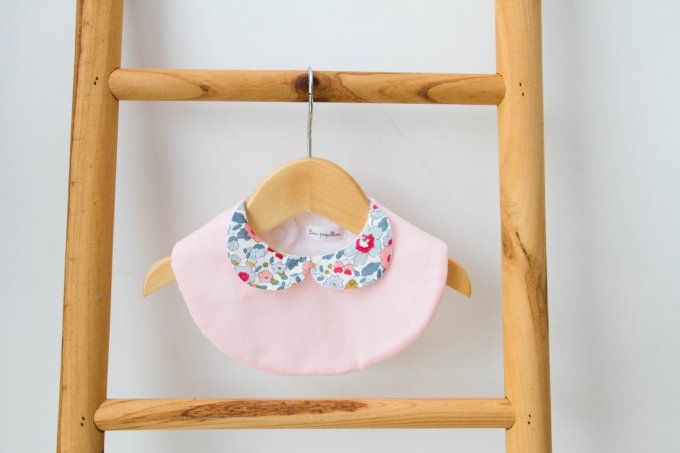 Bavoir col claudine rose col Liberty porcelaine