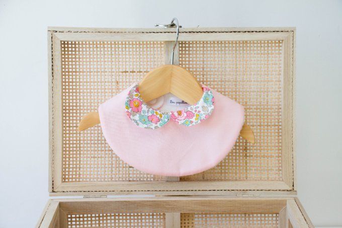 Bavoir col claudine rose col liberty Mia